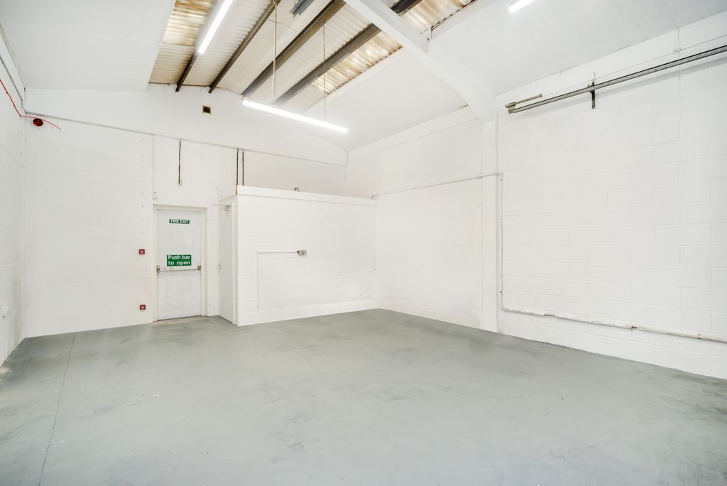 Property photo 3 of 15 8675065-Interior01-800