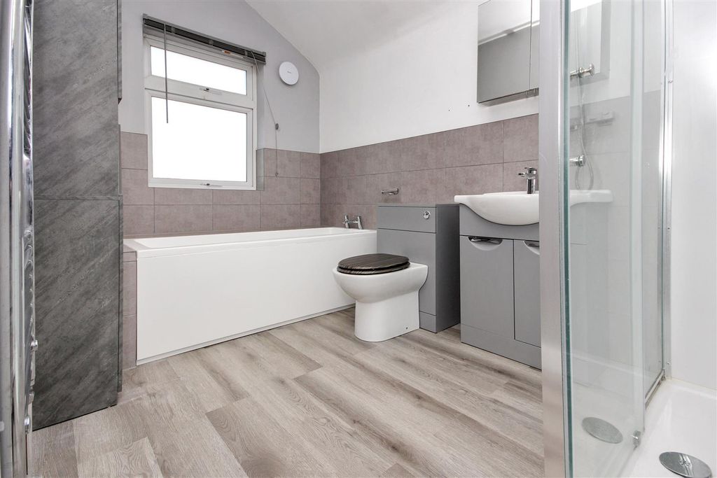 Property photo 2 of 14 Bathroom