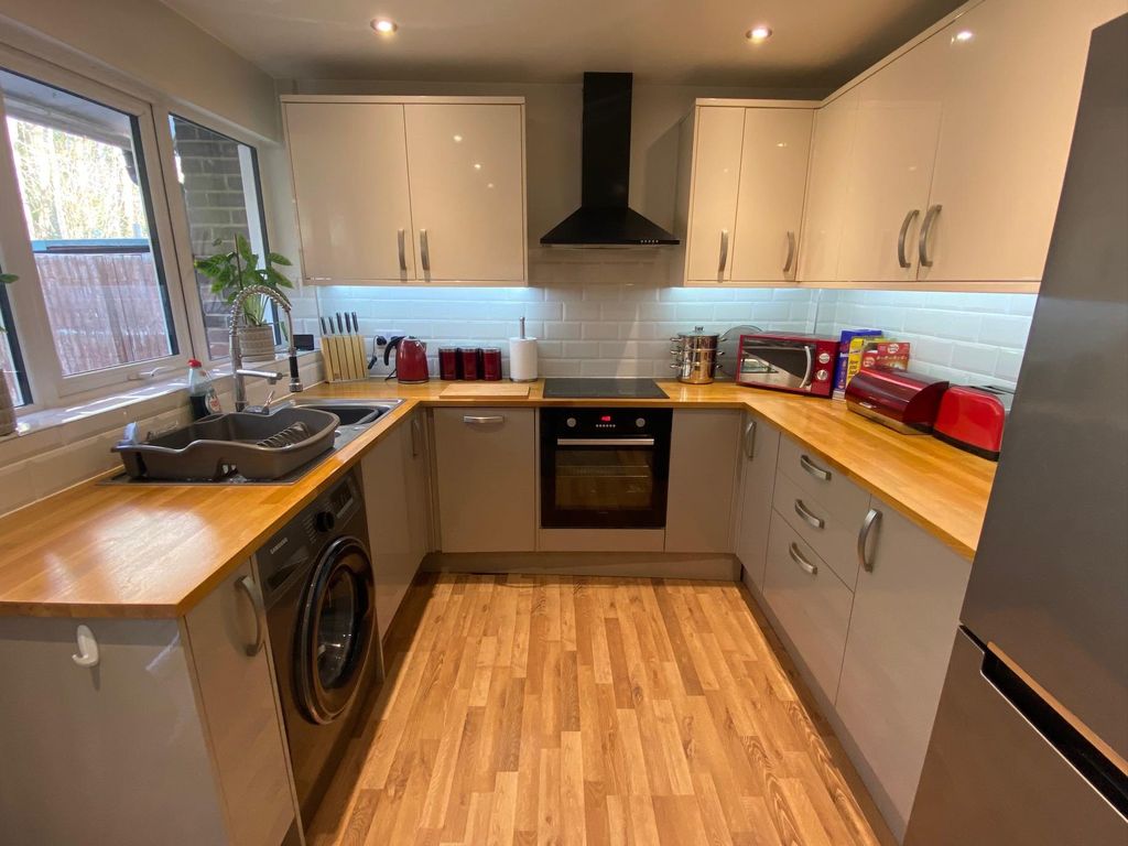 Property photo 3 of 8 Kitchen
