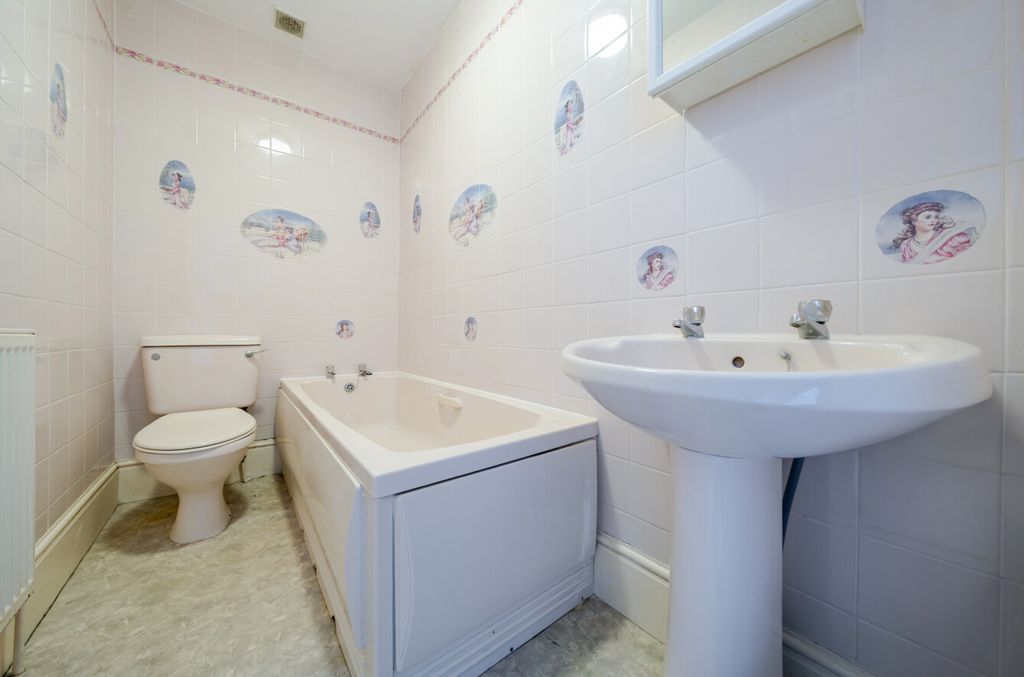 Property photo 2 of 9 Bathroom