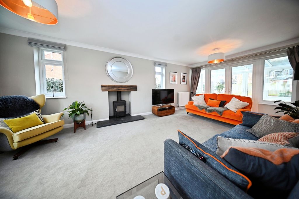 Property photo 3 of 24 Lounge