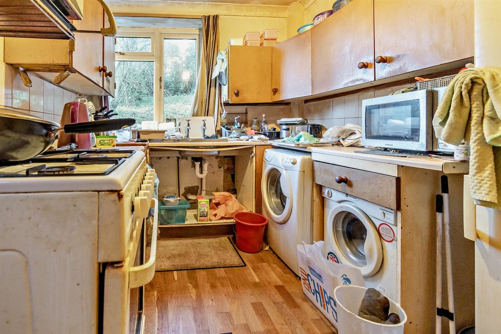 Property photo 2 of 11 8673833-Interior07-800.Jpg