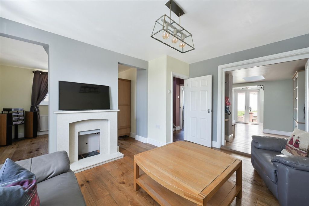 Property photo 3 of 18 Radstock Way (7).Jpg