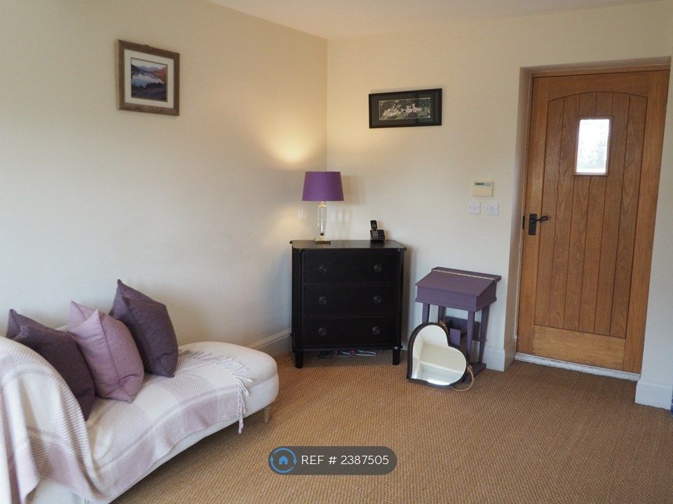 Property photo 2 of 7 Hall