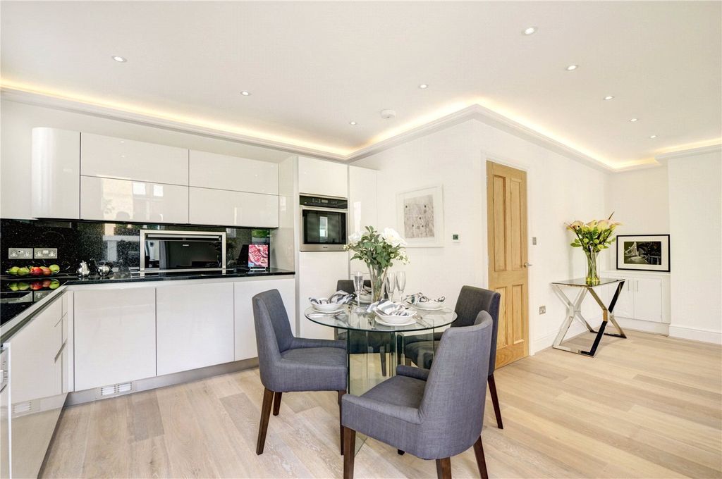 Property photo 3 of 10 Kitchen/Dining Room