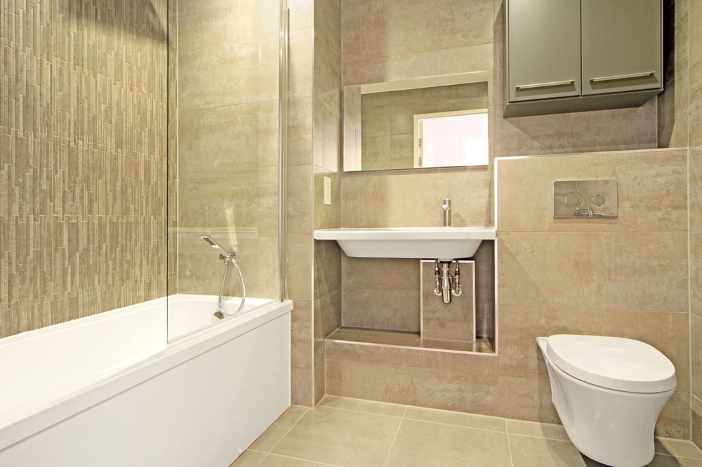 Property photo 2 of 11 Bathroom