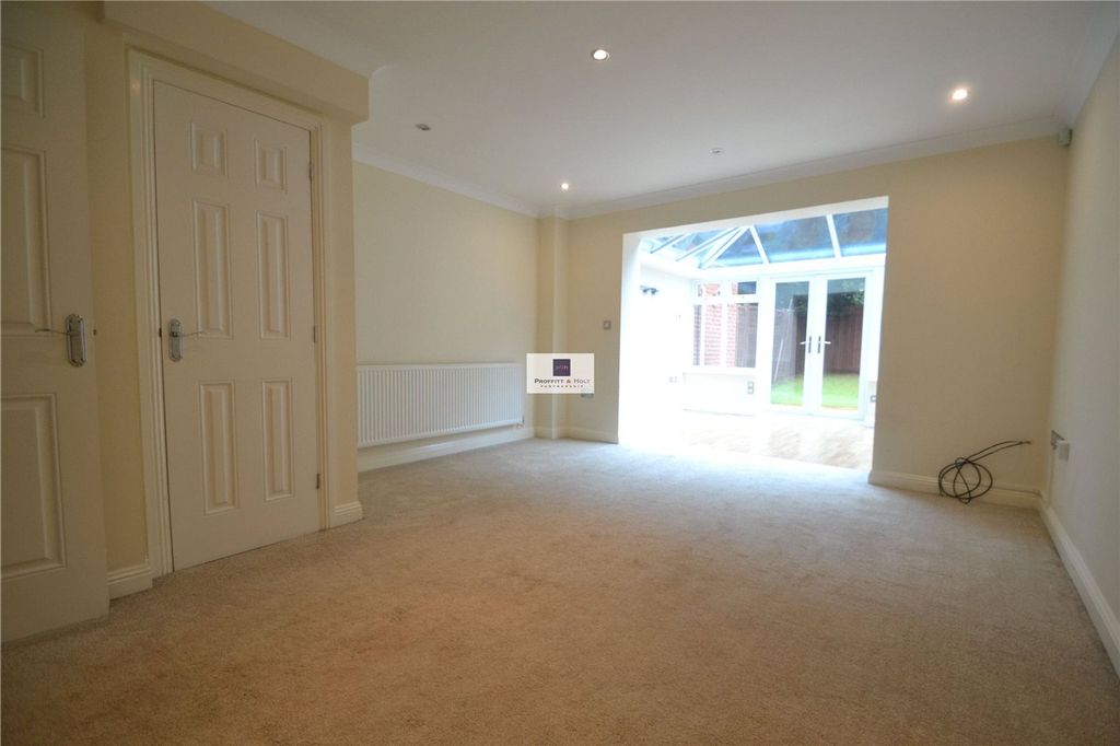 Property photo 3 of 12 Lounge