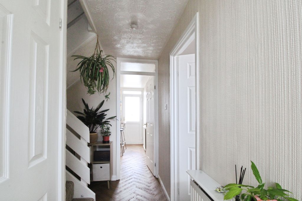Property photo 2 of 16 Hallway
