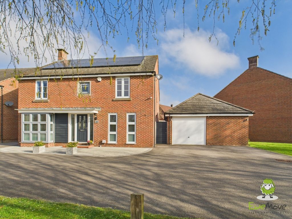 Property photo 1 of 33 Ewemove Basingstoke Estate Agents 10 Spire Close