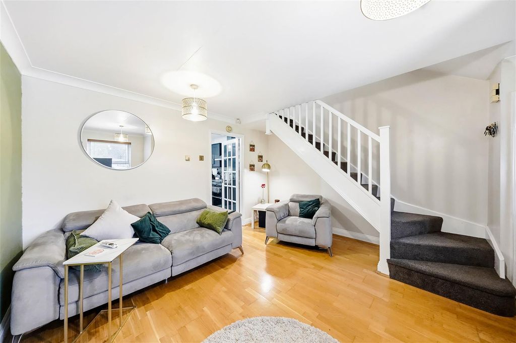 Property photo 2 of 18 Lounge