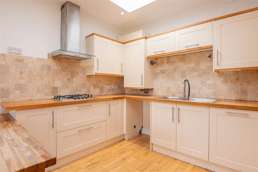 Property photo 3 of 14 Kitchen / Lounge