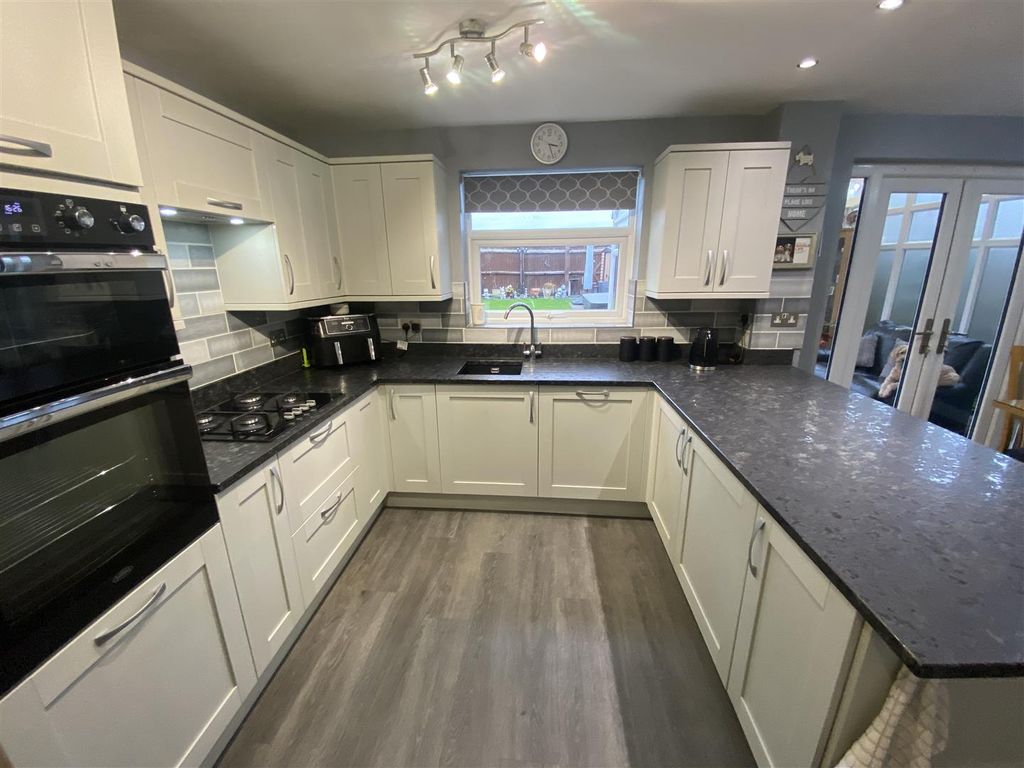 Property photo 3 of 14 Kitchen Area