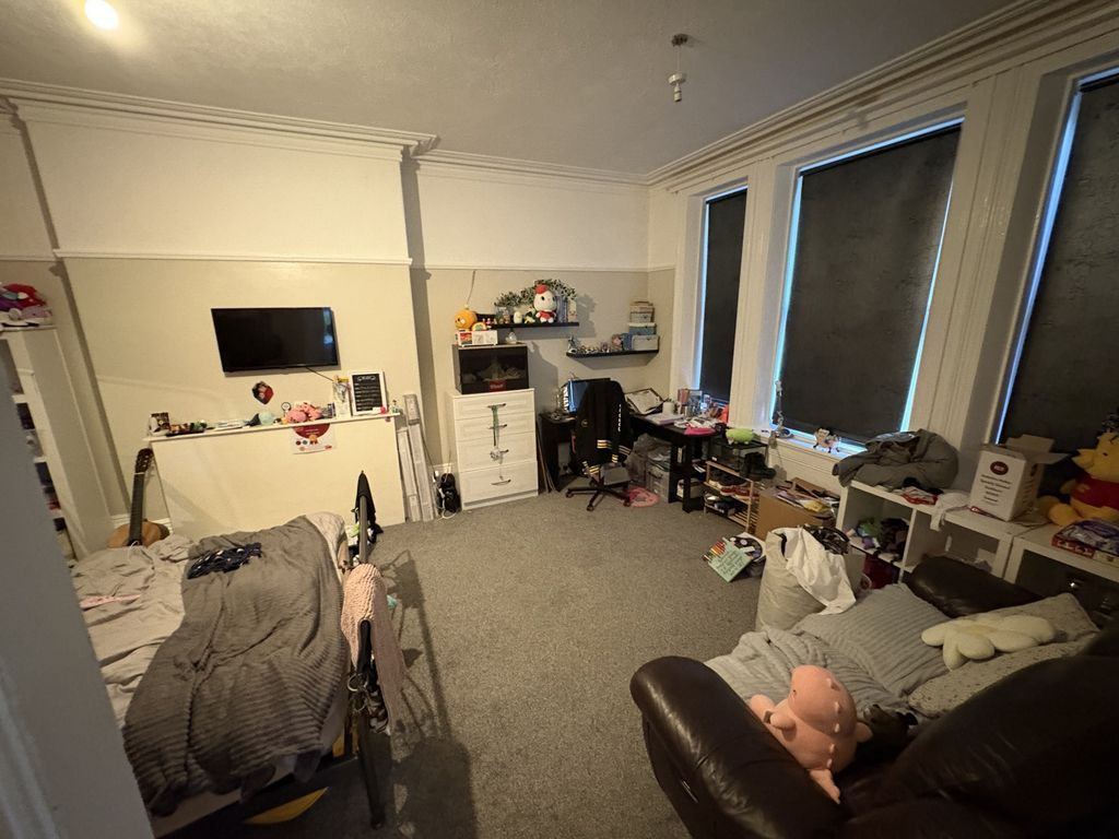 Property photo 3 of 9 Photo 4