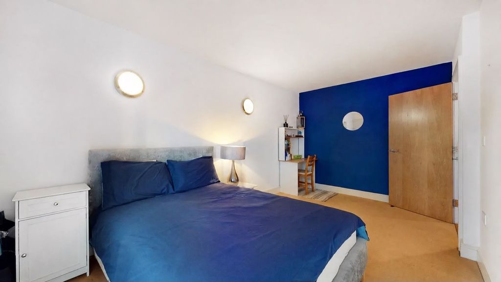 Property photo 1 of 10 Fantastic 1-Bedroom Flat Near Canary Wharf