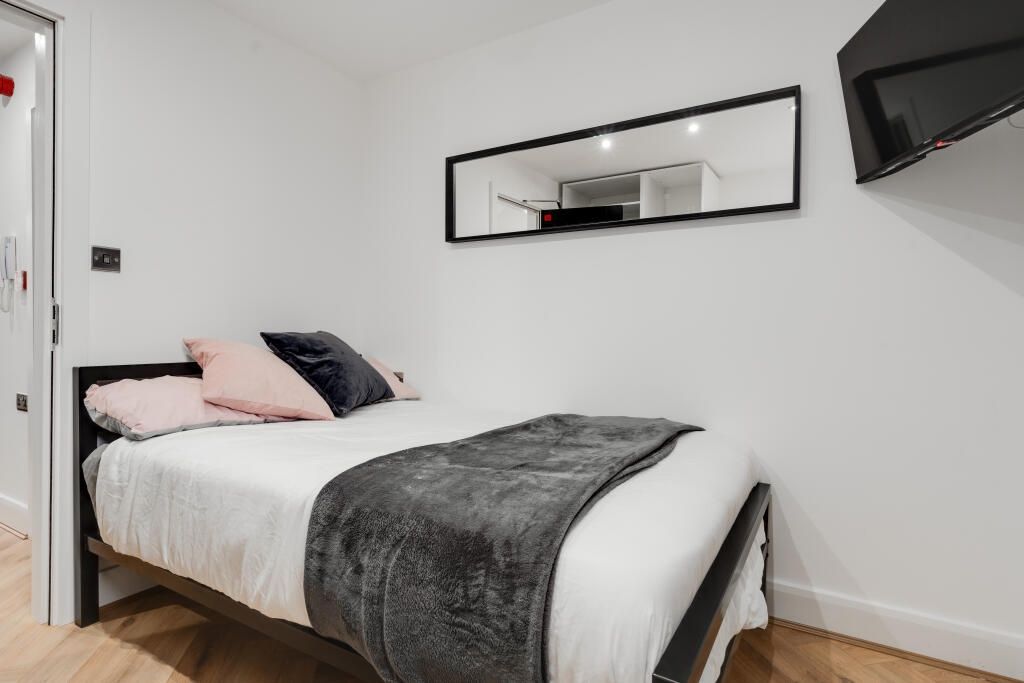 Property photo 3 of 14 A Neatly Presented Bedroom Featuring A Double Bed ...