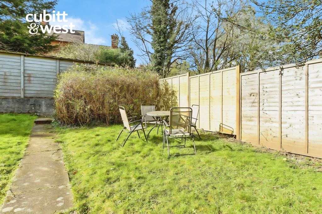 Property photo 3 of 8 5606420d-Grovehil...