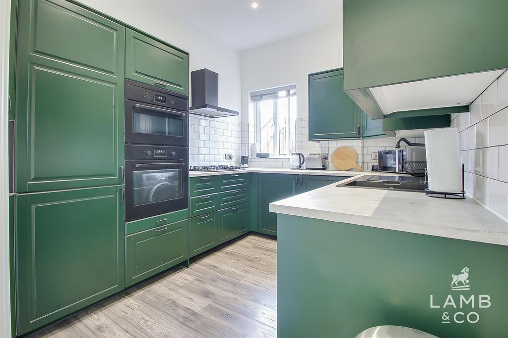 Property photo 3 of 12 Kitchen