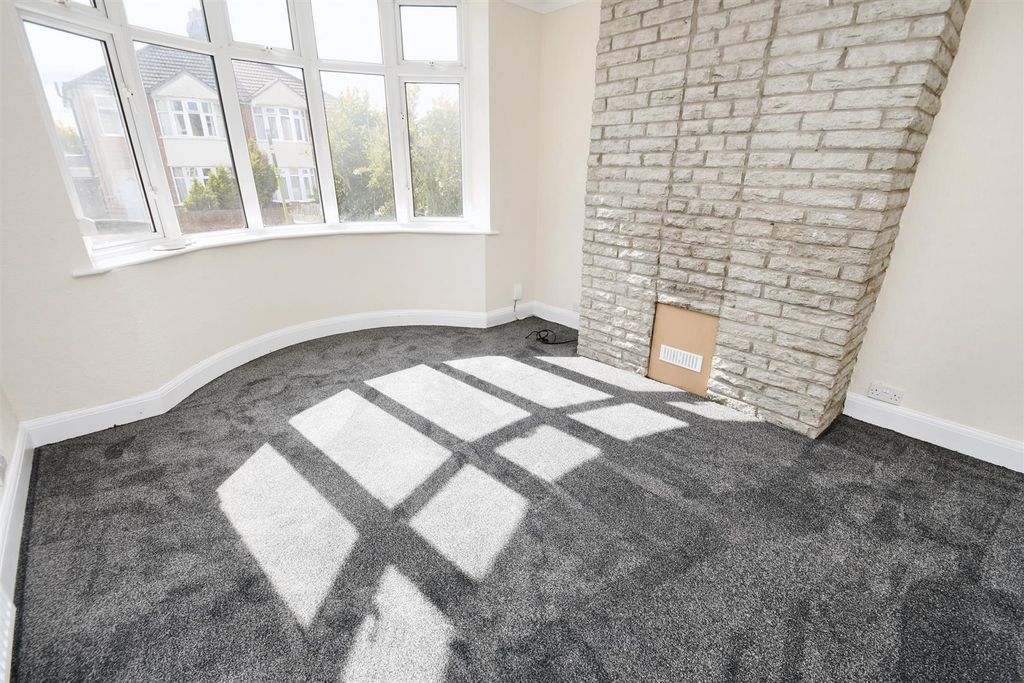 Property photo 2 of 6 Lounge.Jpg