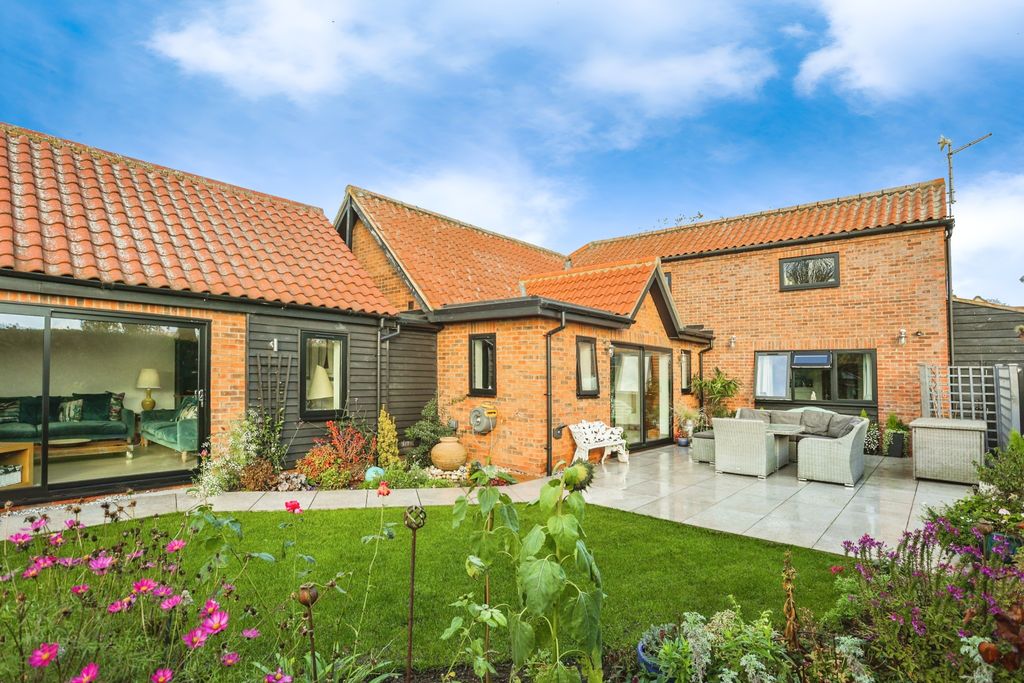 Property photo 1 of 18 Rear Garden