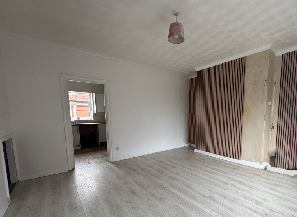 Property photo 3 of 13 c5019634-823d-4c8B-95A7-71c3Df4d0E84