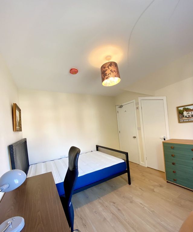 Property photo 3 of 8 Room E 2