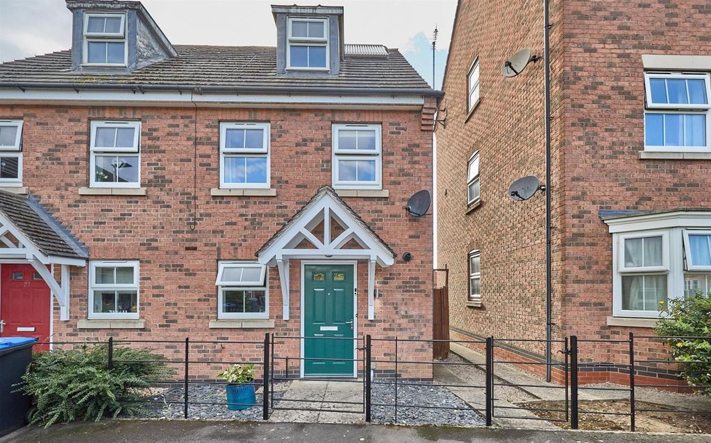 Property photo 1 of 11 Oaklands Way Es 10.Jpg