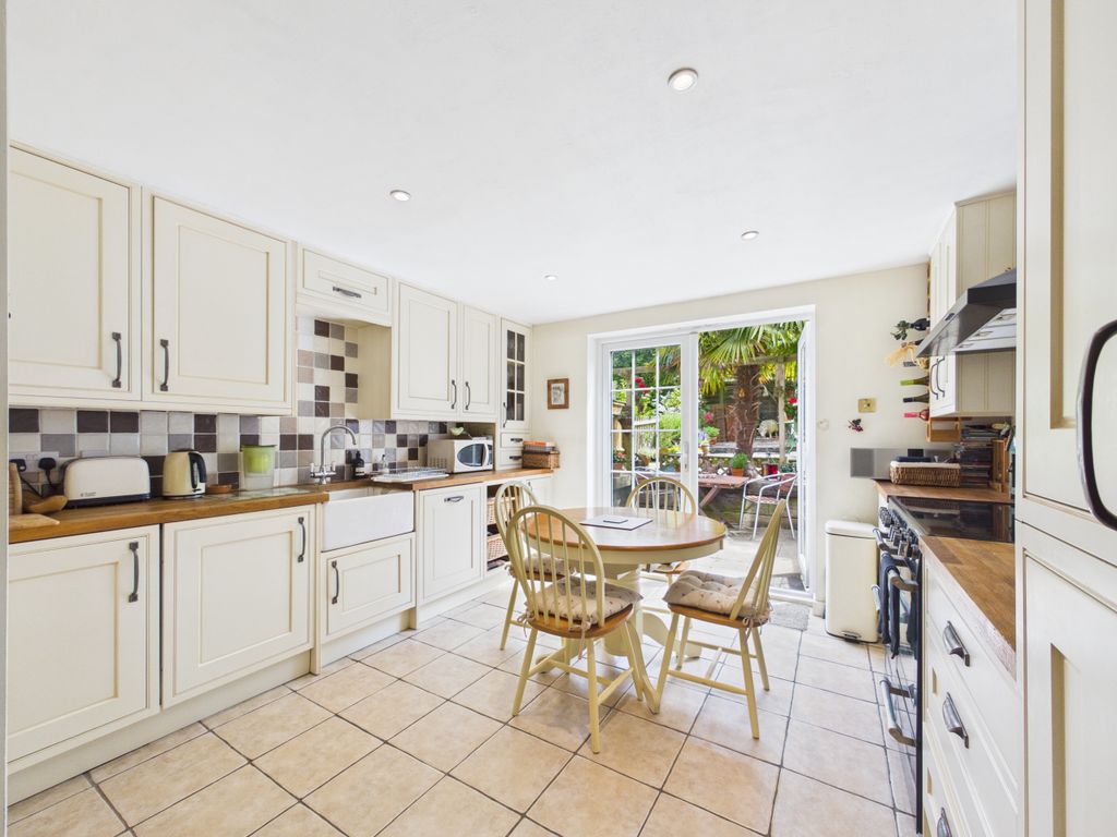 Property photo 3 of 10 Cam01354G0-Pr0740-Still010