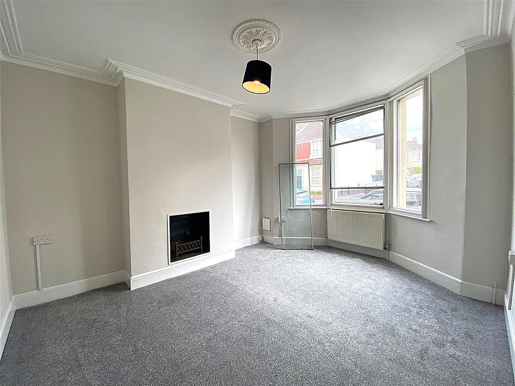 Property photo 2 of 11 Living.Jpg
