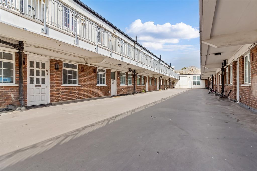 Property photo 2 of 11 44 Stoke Abbot Court-002.Jpg