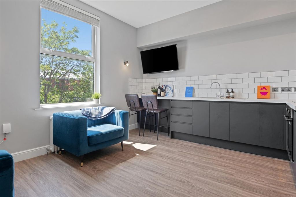 Property photo 2 of 15 B, 11 Larkdale Rd-Hi.Jpg