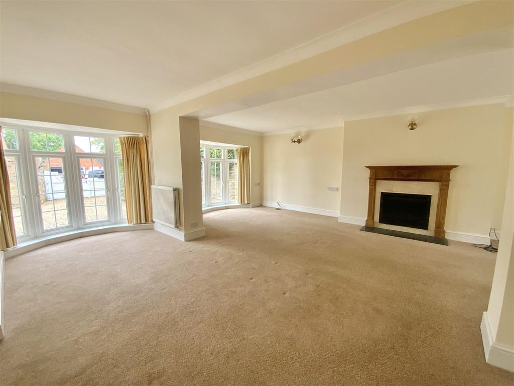 Property photo 3 of 25 Living Room