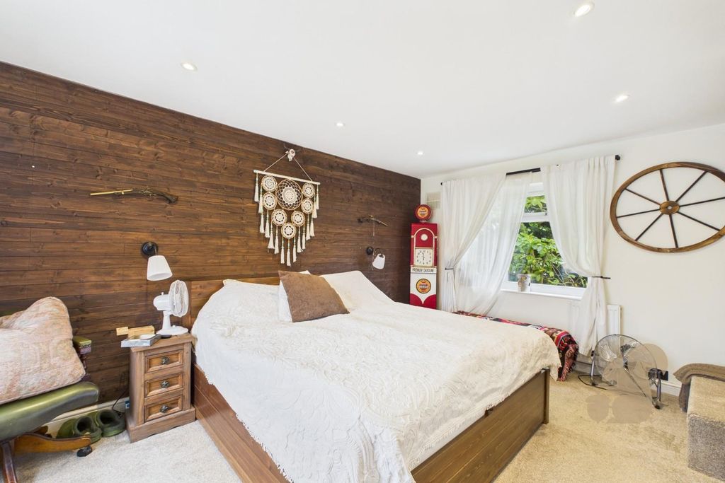 Property photo 3 of 15 Cam01659G0-Pr0617-Still013.Jpg