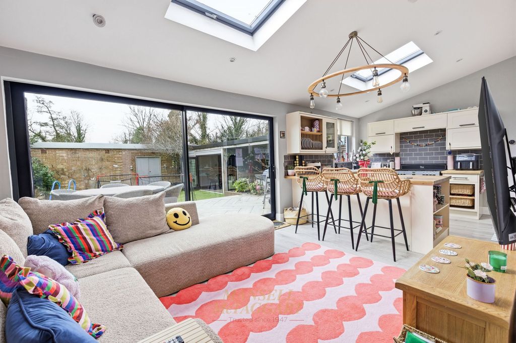 Property photo 2 of 33