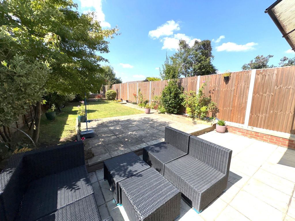 Property photo 2 of 16 11Boleyndrivegarden2