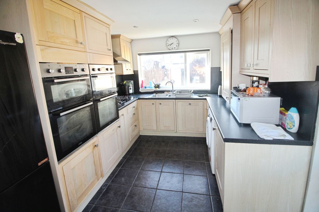 Property photo 2 of 12 Communal Kitchen.Jpg