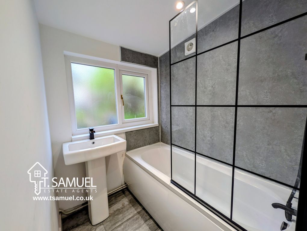 Property photo 3 of 17 Bathroom