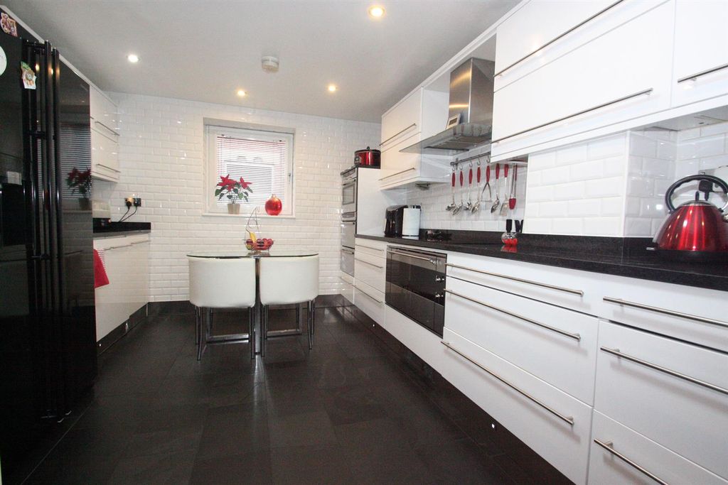 Property photo 2 of 31