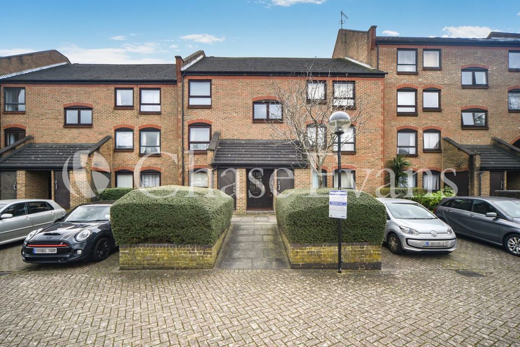 Property photo 1 of 13 Horseshoe Close, Isl