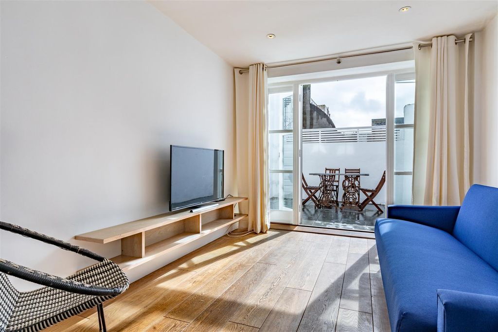 Property photo 3 of 14 Reception