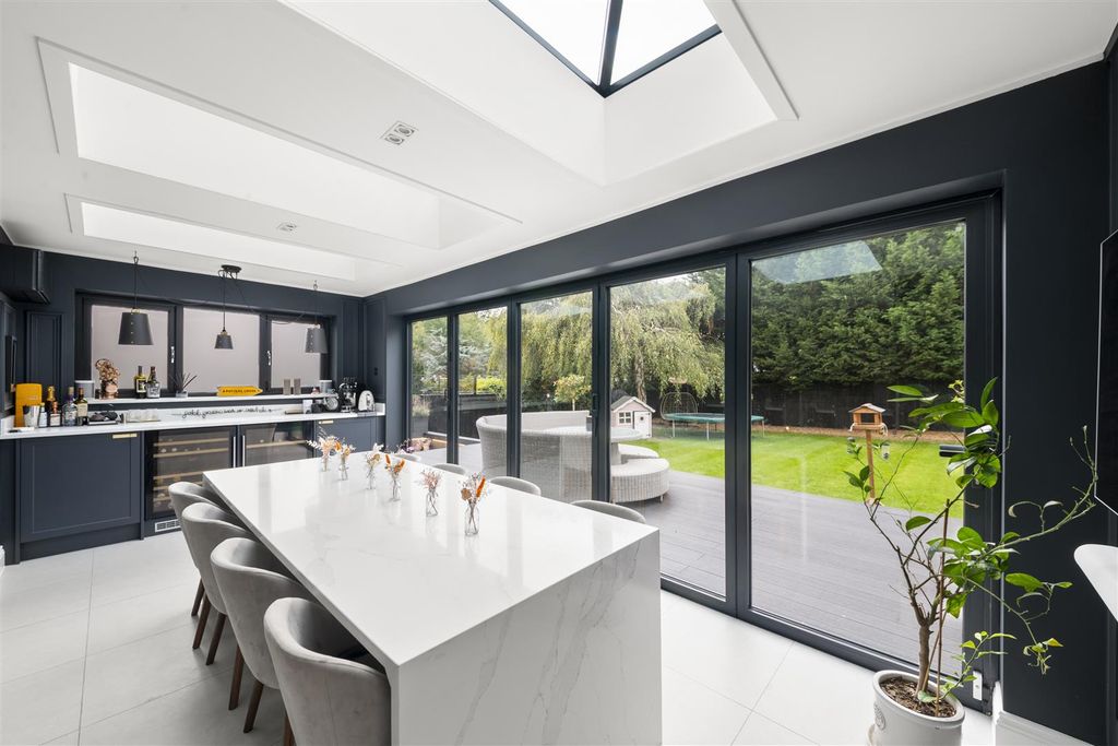 Property photo 2 of 31