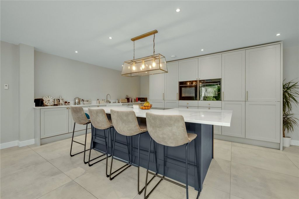 Property photo 2 of 14 Kitchen Island