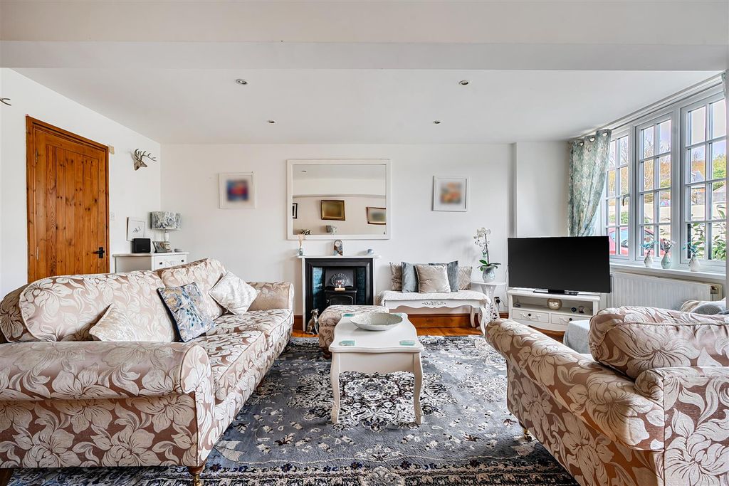 Property photo 3 of 21 Zappo Sitting Room..Jpg