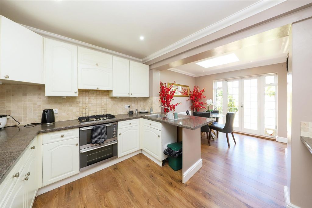 Property photo 2 of 11 Kitchen