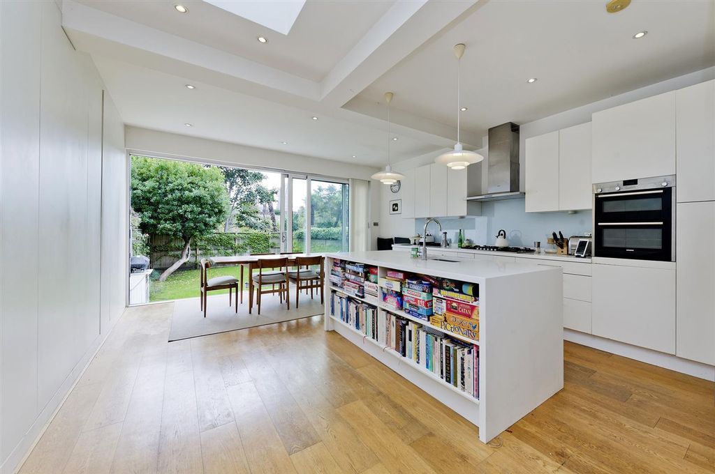 Property photo 1 of 19 54 Dalgarno Gdns-5056.Jpg