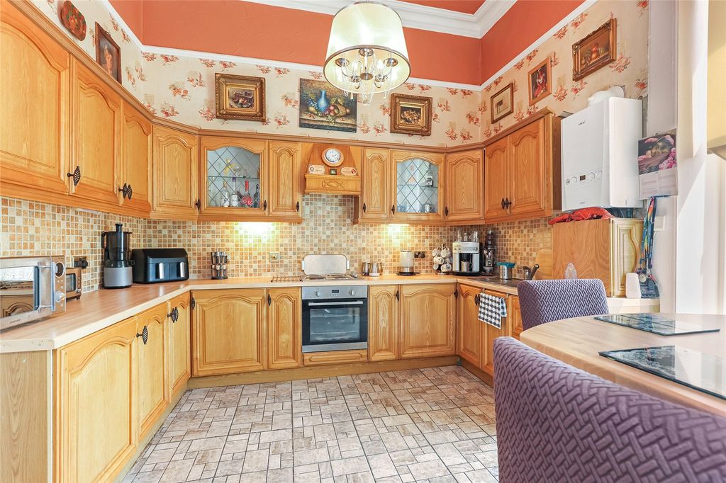 Property photo 3 of 25 Dining Kitchen