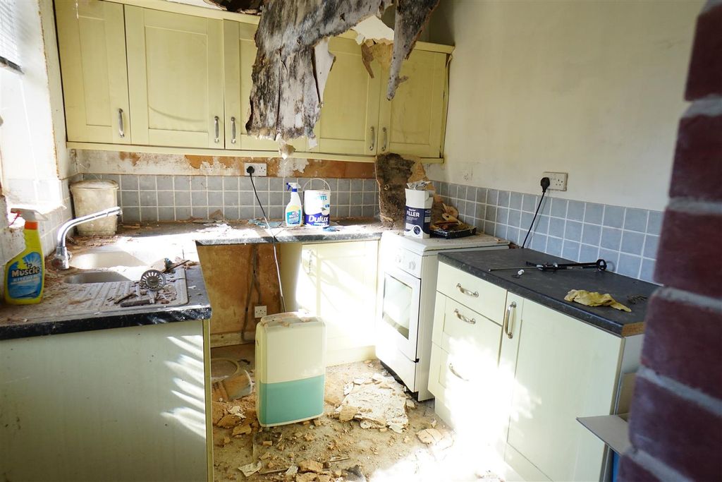 Property photo 3 of 8 Kitchen