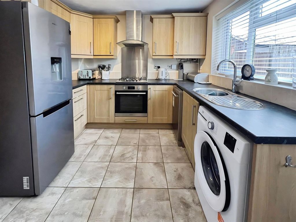 Property photo 3 of 10 Dining Kitchen