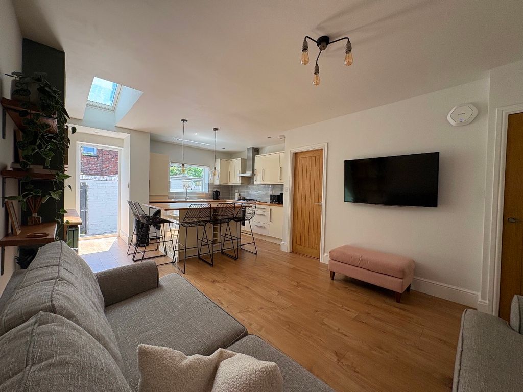 Property photo 2 of 31