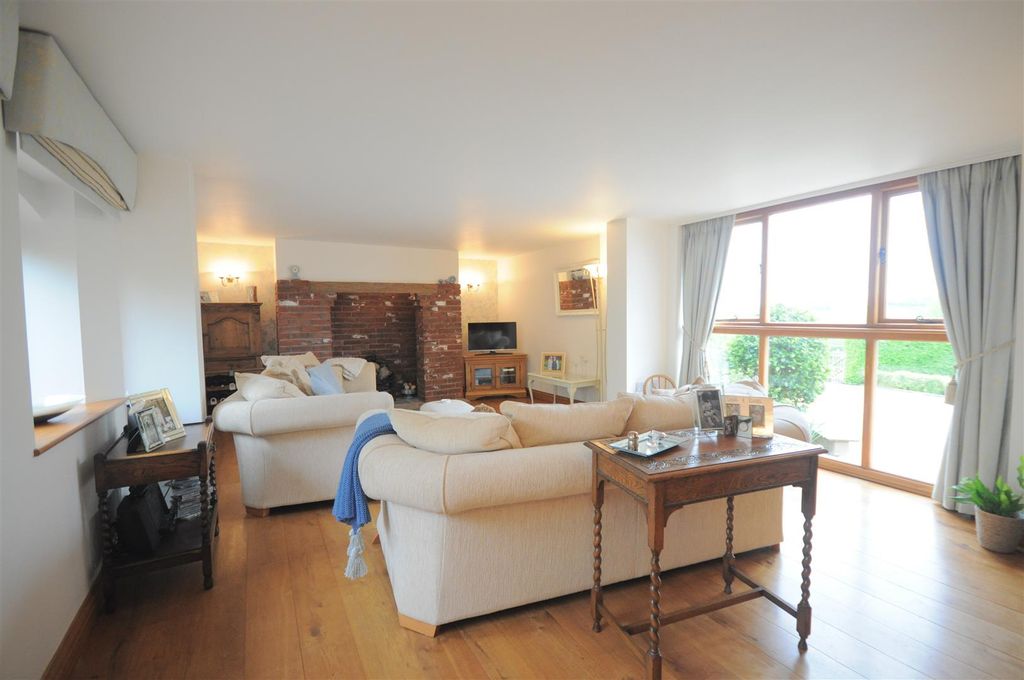 Property photo 3 of 44 Sitting Room