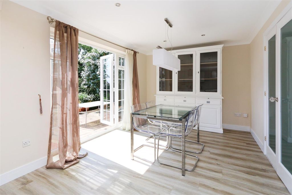 Property photo 3 of 20 Rt_Wt_Bxh_T_Job105_3 Stewart Close_24_140620231410